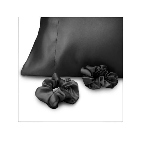 Satin Bed Zippered Pillowcase with Scrunchies for Hair and Skin Pack of 2 - Picture 2 of 6
